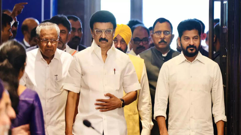 సీఎంల‌ నిర్వాకం క్రిమిన‌ల్ కేసుల ప‌ర్వం