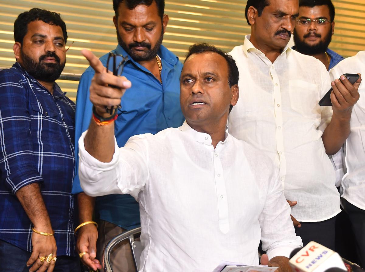 ‘కోమ‌టిరెడ్డి’ రాద్దాంతం సీఎం ప‌క్క‌లో బ‌ల్లెం