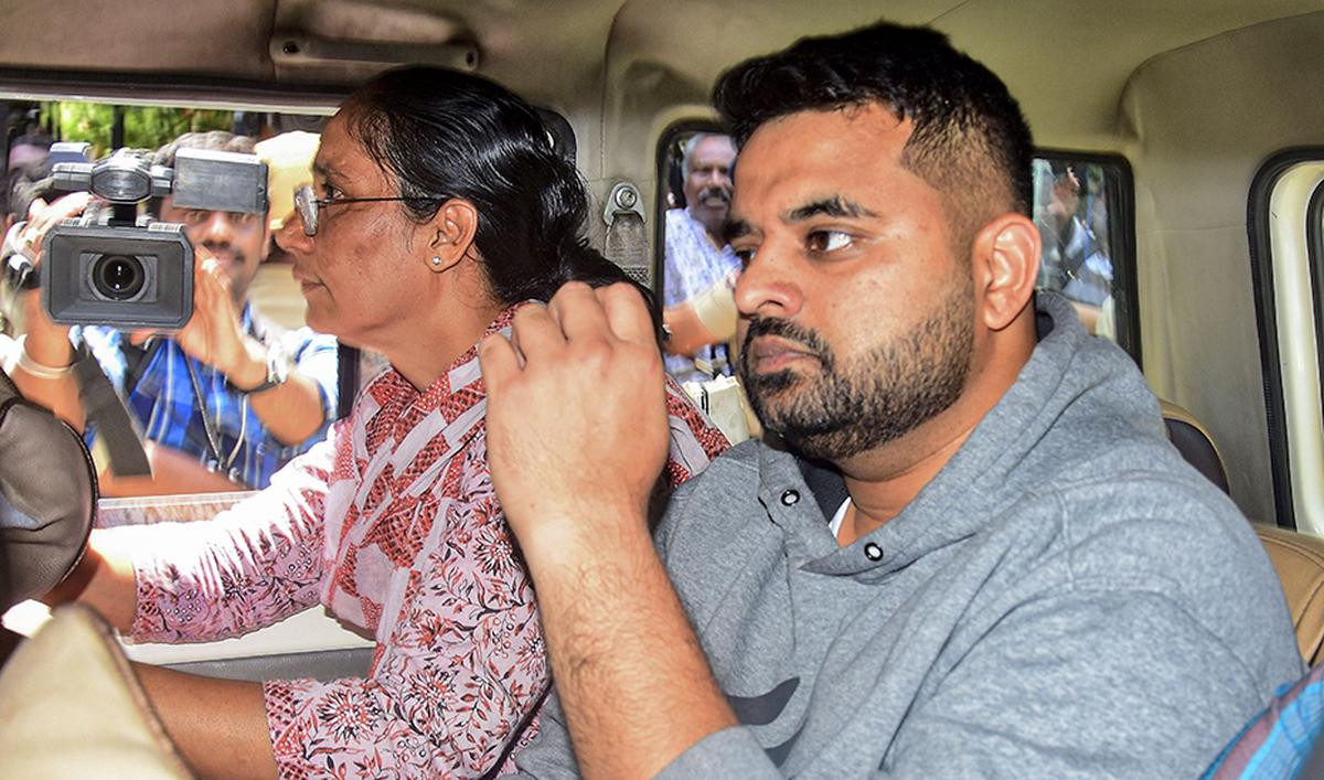ప్ర‌జ్వ‌ల్ రేవ‌ణ్ణ మామూలోడు కాద‌ప్పా