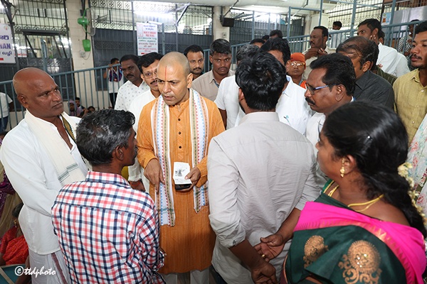 ఆక‌స్మిక త‌నిఖీల‌తో ఈవో హ‌ల్ చ‌ల్
