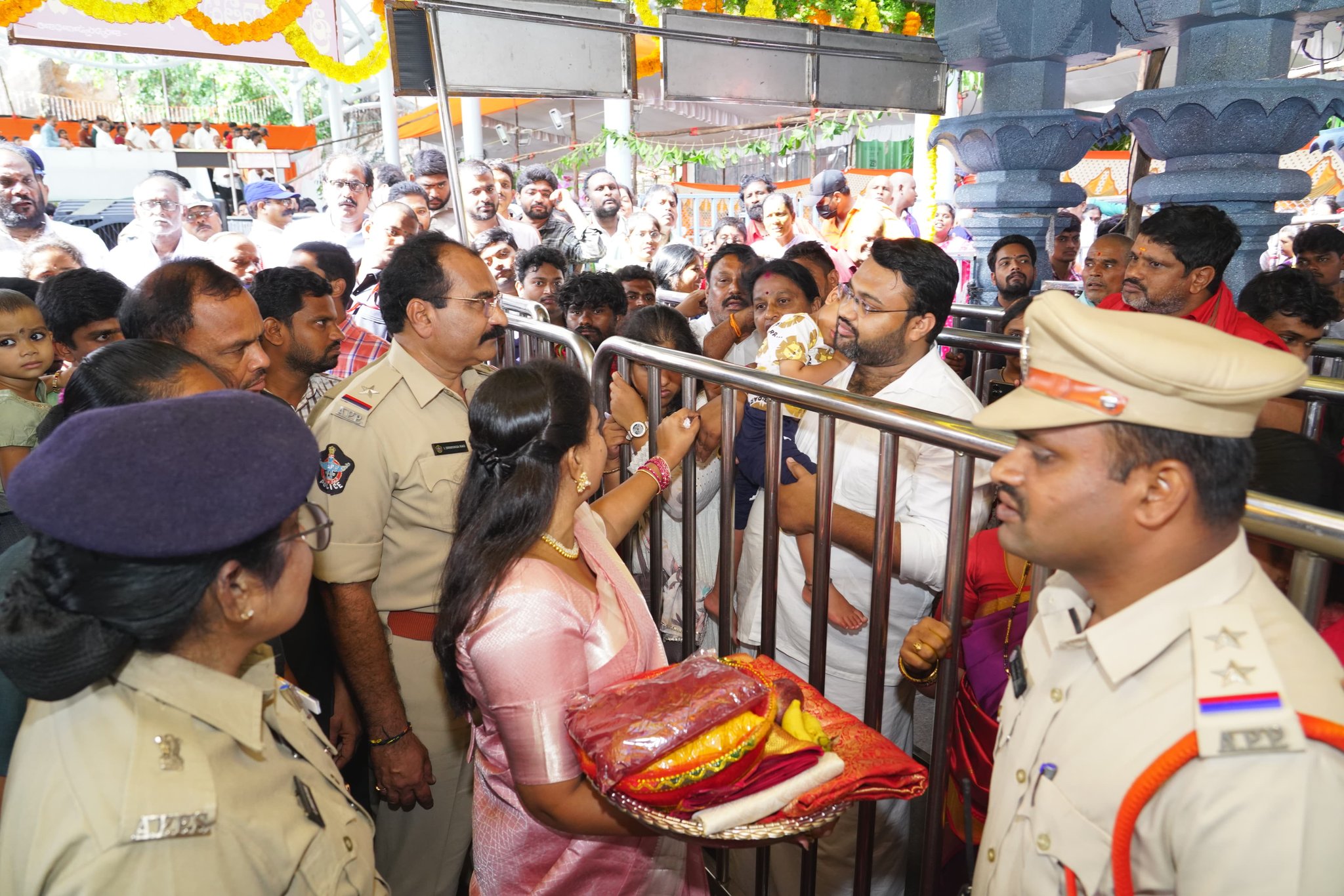 క‌న‌క‌దుర్గ‌మ్మా ఏపీని క‌రుణించ‌మ్మా : అనిత