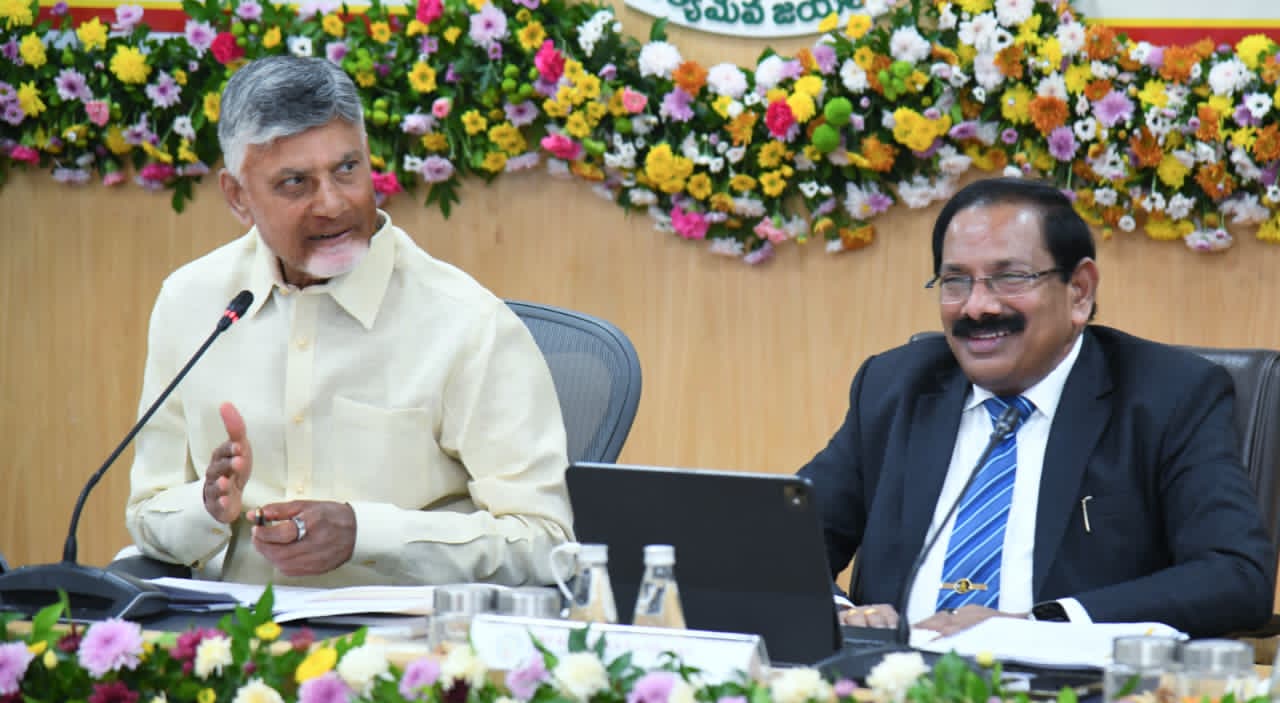 పీఎం..సీఎం త‌ర్వాత క‌లెక్ట‌ర్లే కీల‌కం : సీఎం
