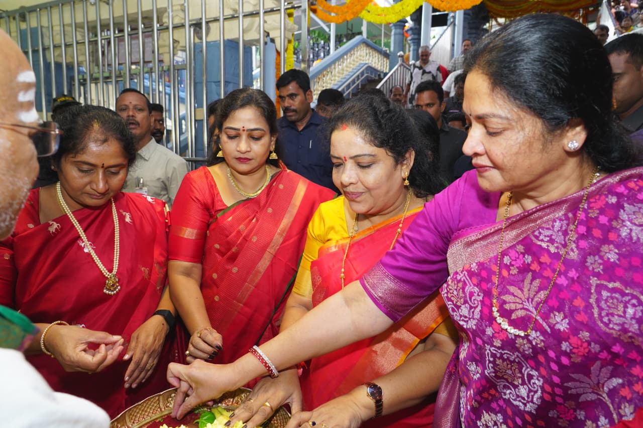 క‌న‌క‌దుర్గ‌మ్మ‌ను ద‌ర్శించుకున్న మంత్రులు