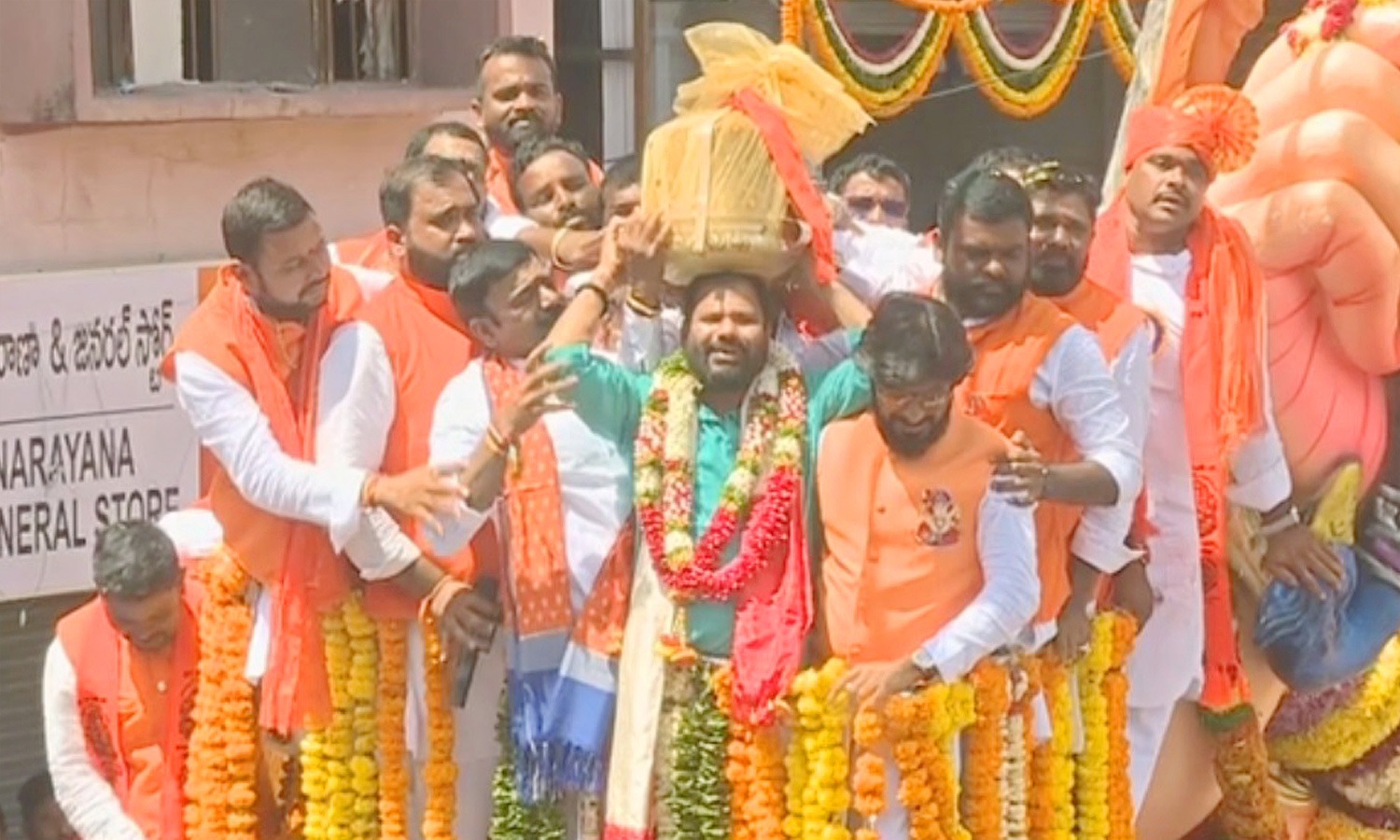 రూ. 35 లక్ష‌ల‌కు అమ్ముడు పోయిన బాలాపూర్ ల‌డ్డు