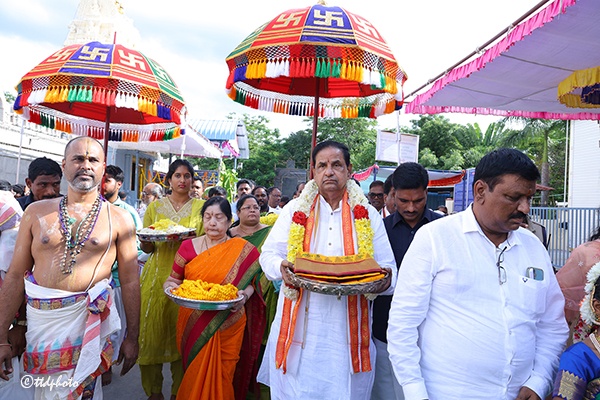 వ‌ర‌సిద్ది వినాయ‌కుడికి పట్టు వ‌స్త్రాల స‌మ‌ర్ప‌ణ