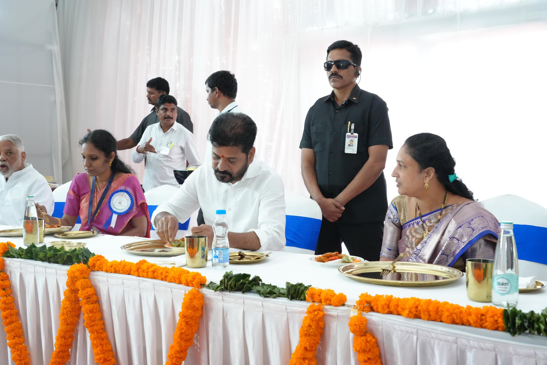 తెలంగాణ పునర్నిర్మాణంలో భాగ‌స్వాములు కావాలి