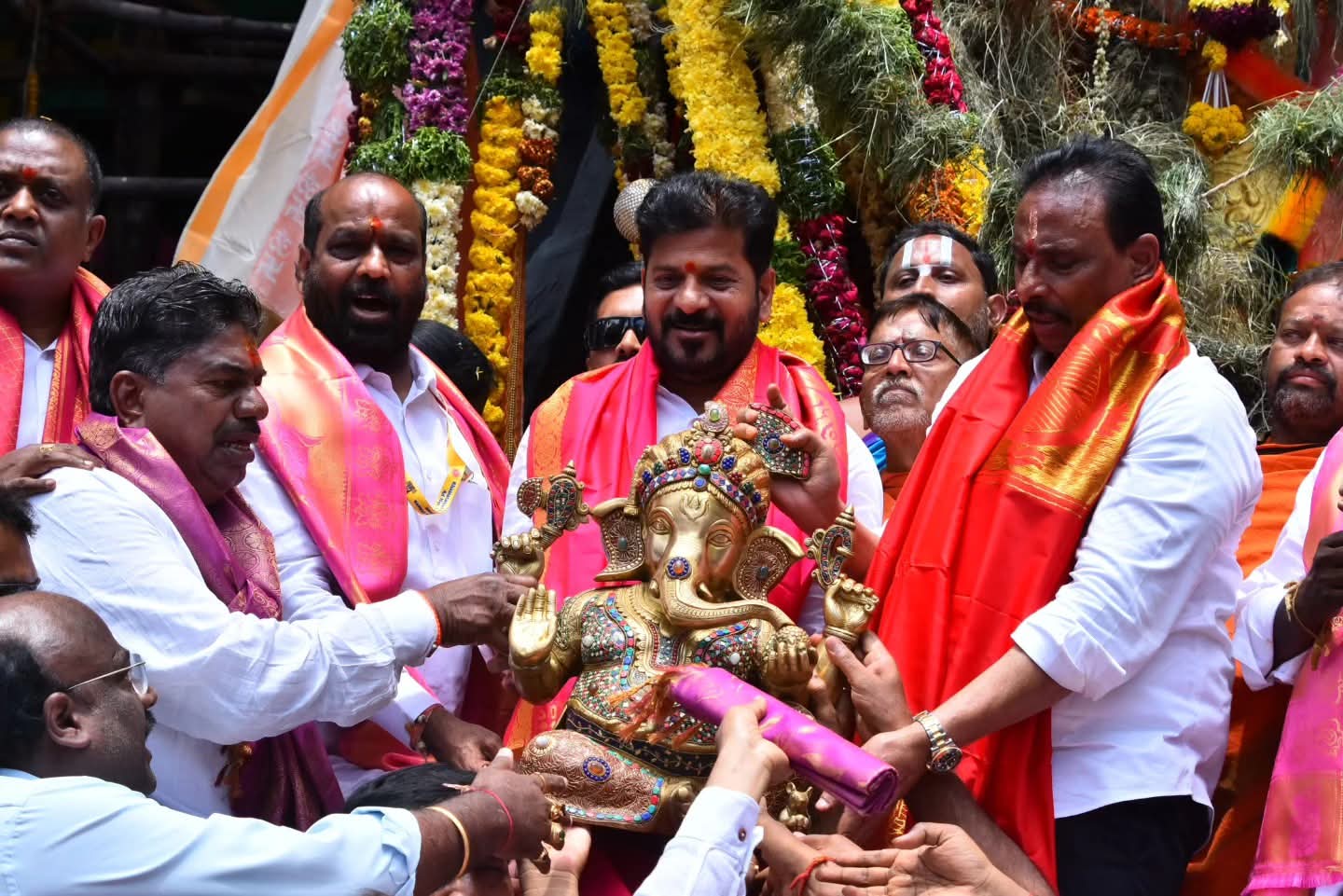 ఖైర‌తాబాద్ గణేశుడిని ద‌ర్శించుకున్న సీఎం