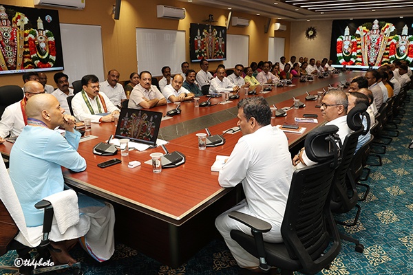 బ్రహ్మోత్సవాలకు గడువు లోపు ఏర్పాట్లు పూర్తి చేయాలి