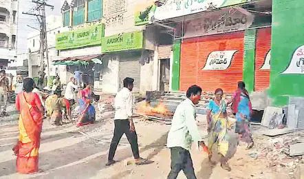 యూరియా కొర‌త‌పై భ‌గ్గుమ‌న్న రైత‌న్న‌లు