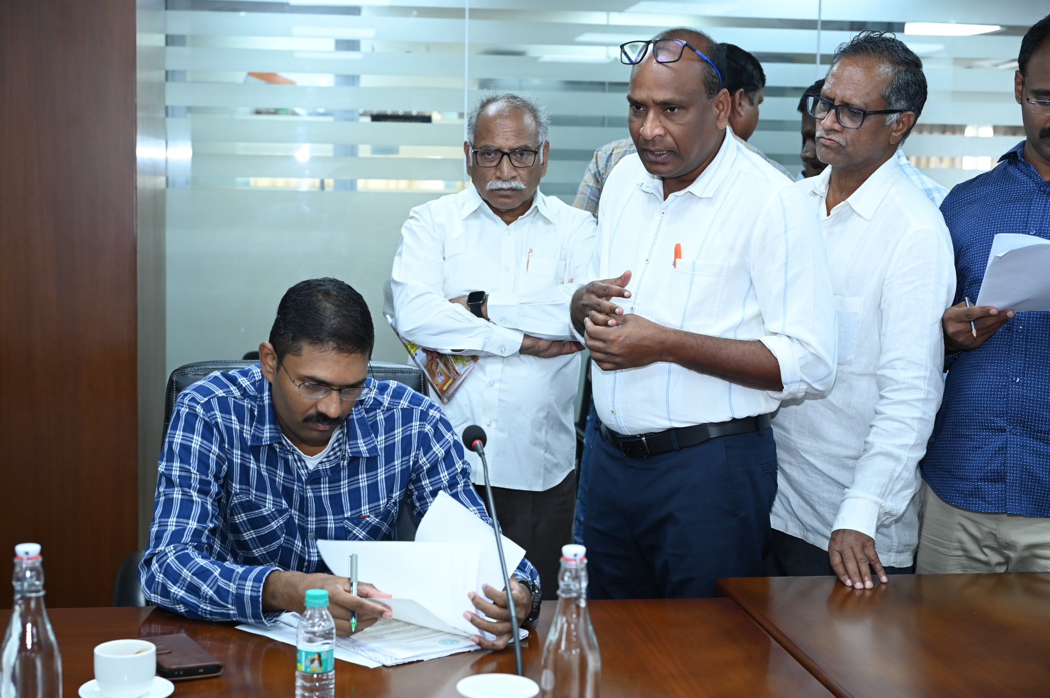 నాలాల ఆక్ర‌మ‌ణ‌లు తొల‌గించండి
