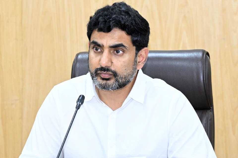 నేపాల్ లో చిక్కుకున్న వారిపై లోకేష్ ఆరా