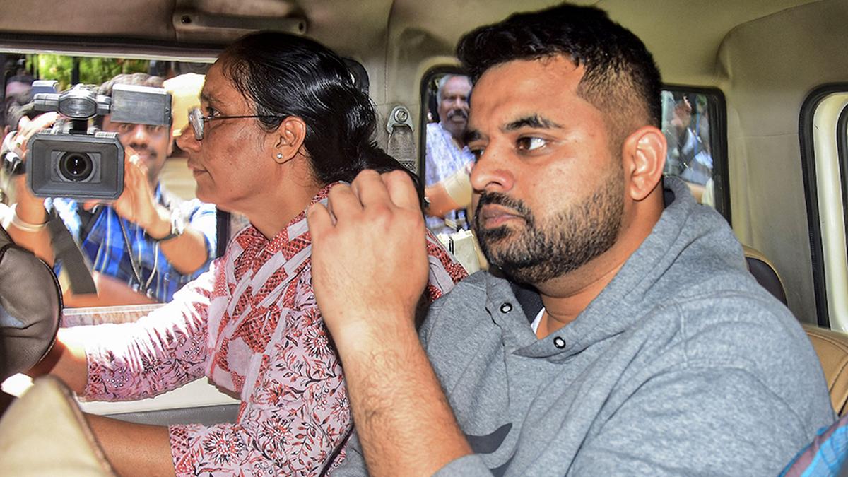 జైలులో క్ల‌ర్క్ గా మాజీ ఎంపీ ప్ర‌జ్వ‌ల్ రేవ‌ణ్ణ‌