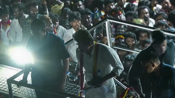 విజ‌య్ ప్ర‌చారం మ‌హా విషాదం