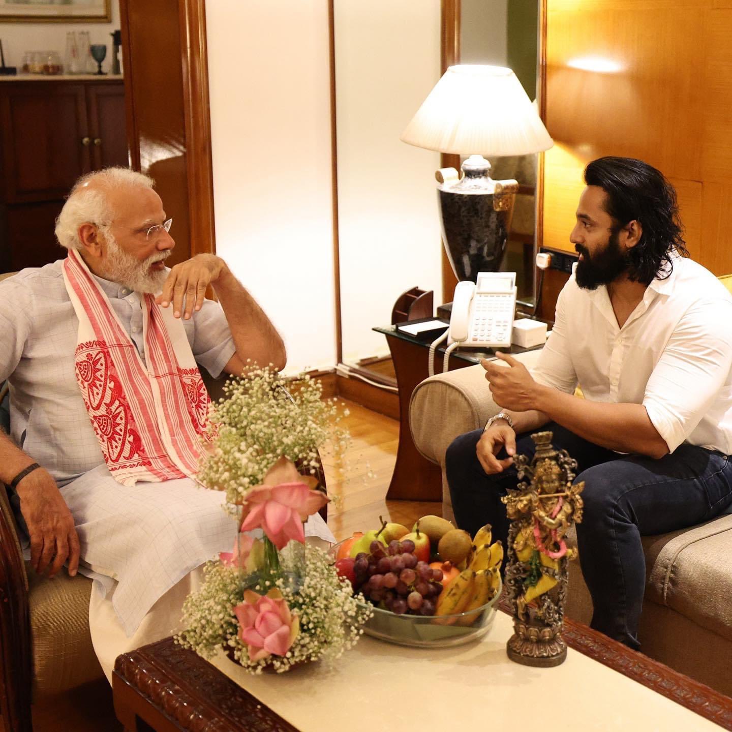 మోదీ బ‌యో పిక్ లో ఉన్నీ ముకుంద‌న్