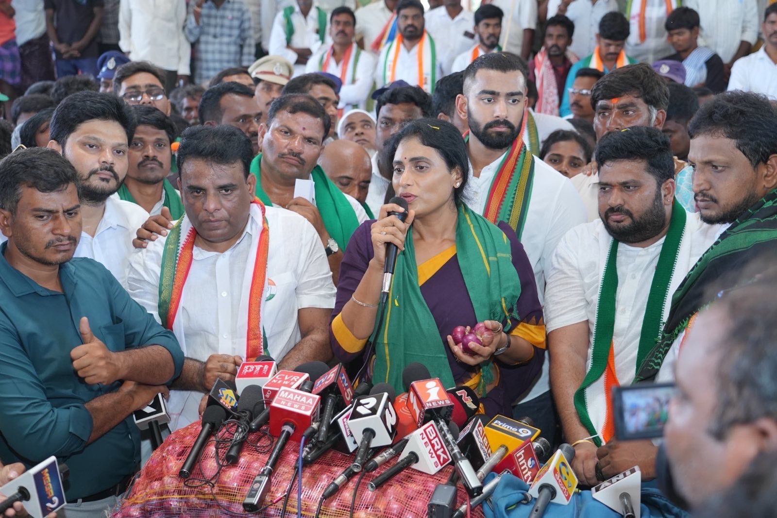ఉల్లి రైతుల బాధ‌లు వ‌ర్ణ‌నాతీతం : ష‌ర్మిల