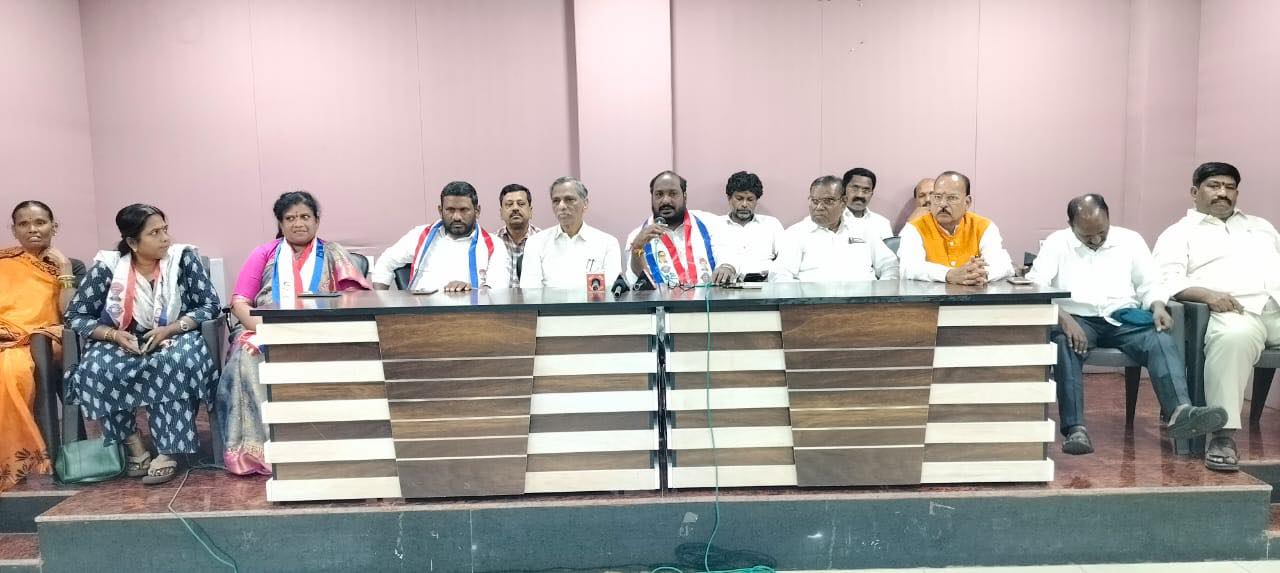 బీఆర్ఎస్ కు బీసీ సంఘాల స్ట్రాంగ్ వార్నింగ్