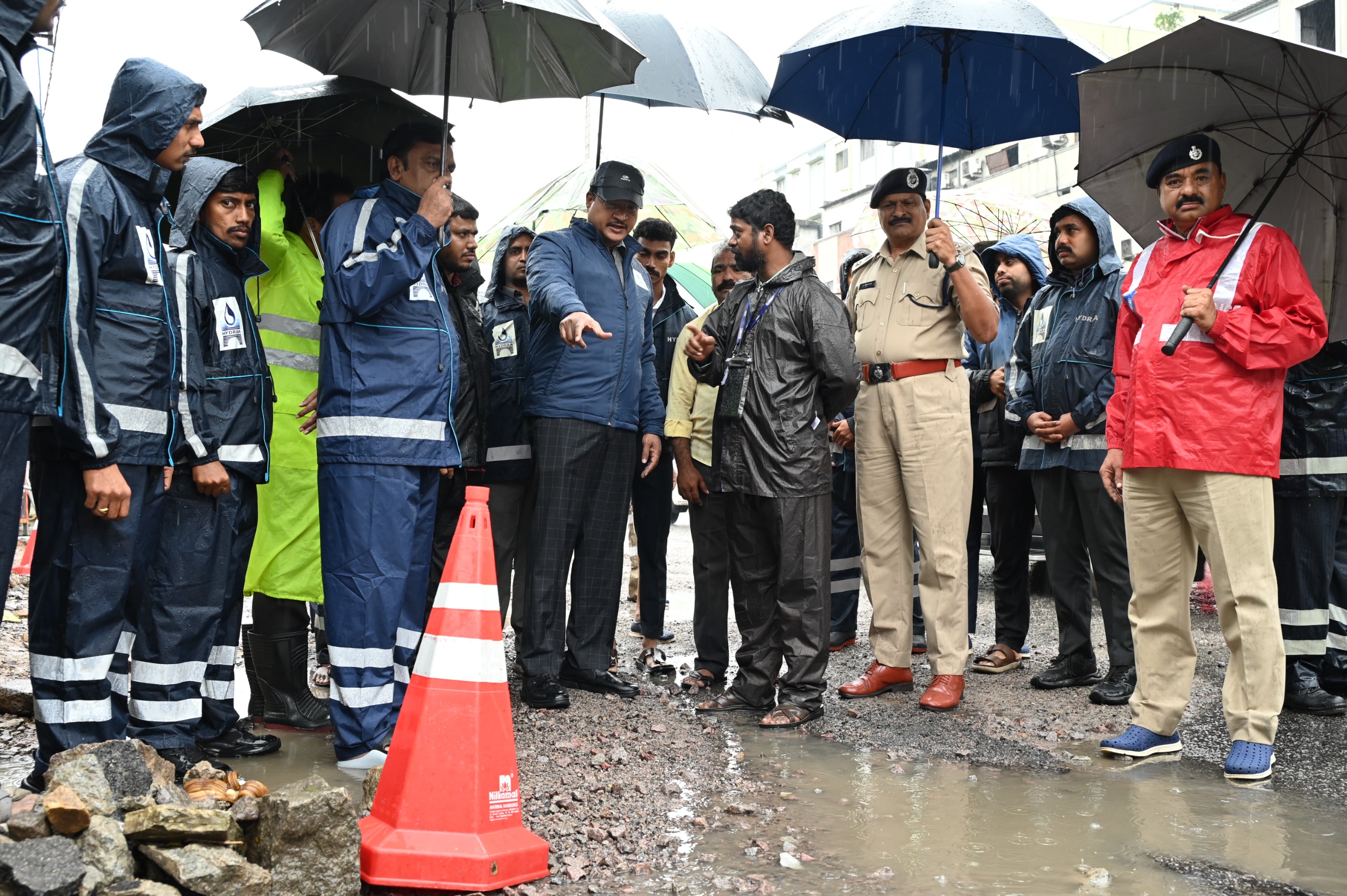 ముంచెత్తిన వాన క‌మిష‌న‌ర్ల ప‌రిశీల‌న