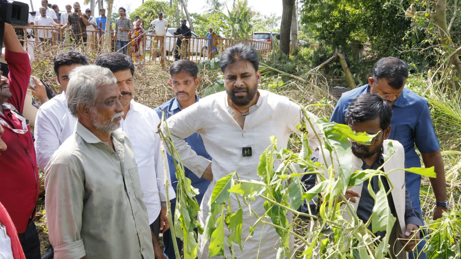 దెబ్బ‌తిన్న రోడ్ల‌ను పున‌రుద్ద‌రిస్తాం