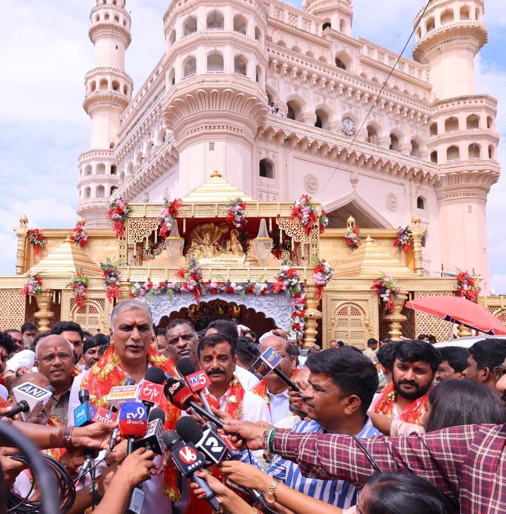 చార్మినార్ భాగ్య‌ల‌క్ష్మిని ద‌ర్శించుకున్న హ‌రీశ్ రావు
