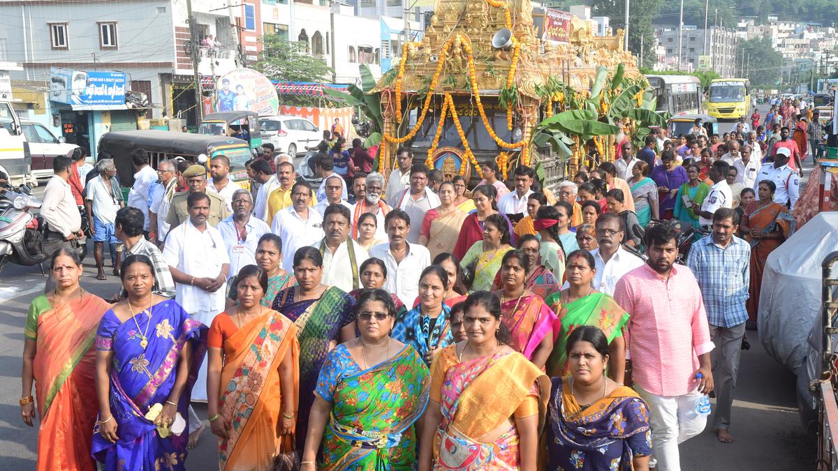 ఇంద్ర‌కీలాద్రిలో ఘ‌నంగా గిరి ప్ర‌ద‌క్షిణ