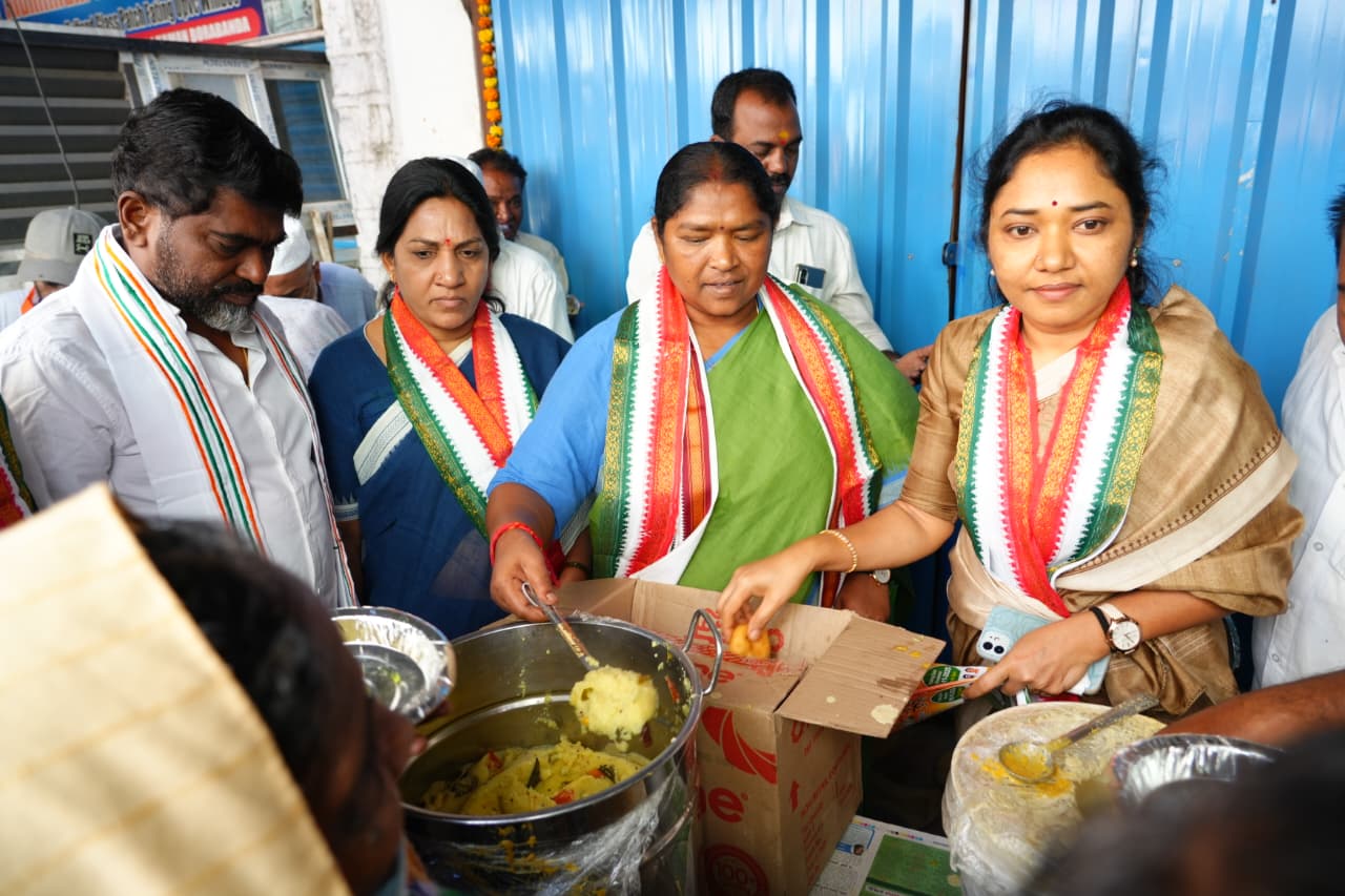 జూబ్లీ హిల్స్ ఎన్నిక‌ల ప్ర‌చారంలో సీత‌క్క బిజీ