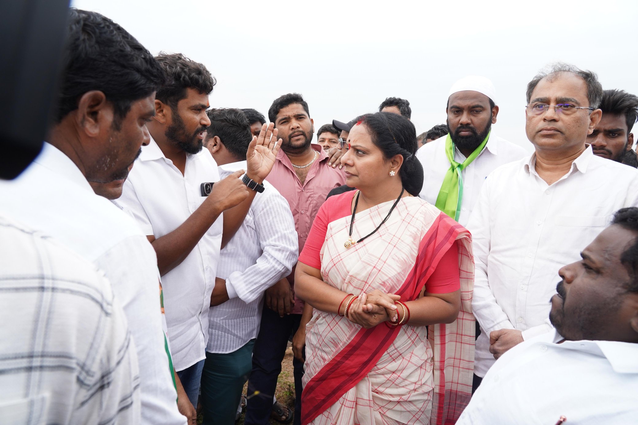 నిర్వాసిత రైతుల‌ను ఆదుకోవాలి : క‌విత