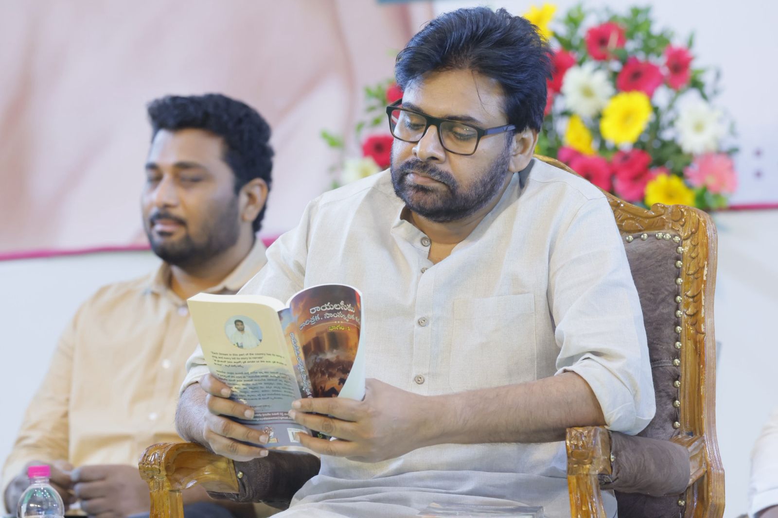 పుస్త‌కాలను చ‌ద‌వ‌డం అల‌వాటు చేసుకోవాలి