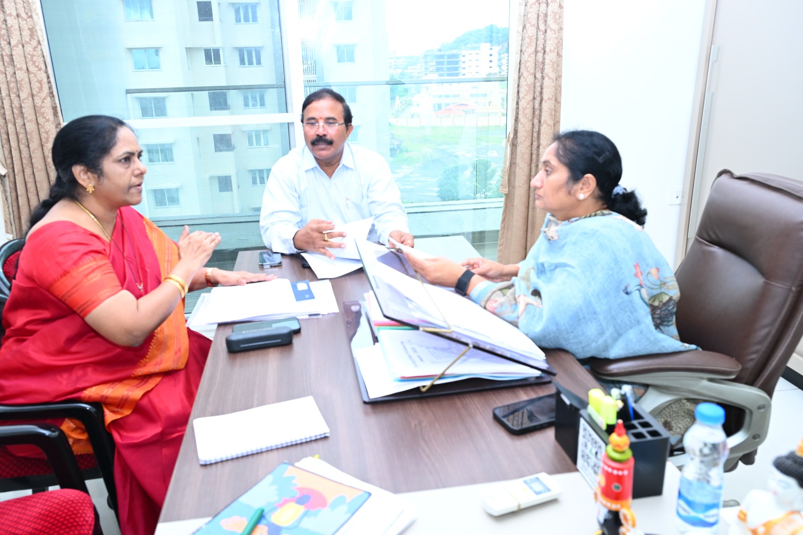 విద్యార్థుల ఆరోగ్యంపై మంత్రి స‌విత ఆరా