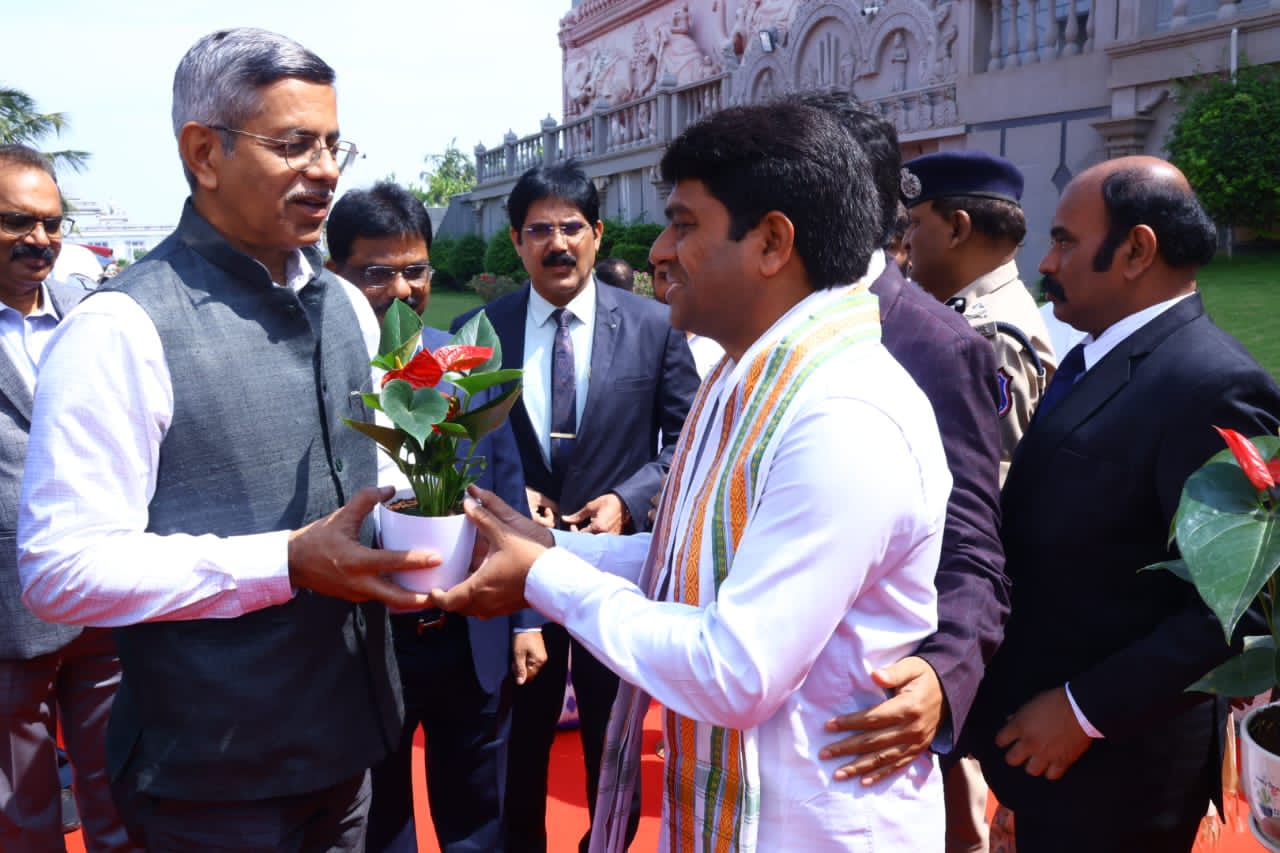 యాద‌గిరిగుట్ట‌ను ద‌ర్శించుకున్న చీఫ్ జ‌స్టిస్