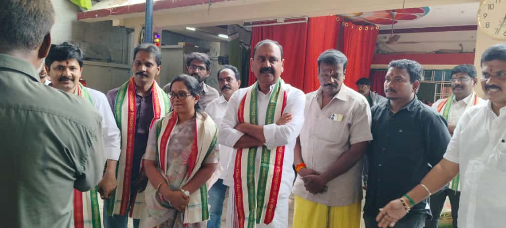 గంగమ్మ ఆల‌య స్థ‌లం కోసం మేయ‌ర్ విరాళం