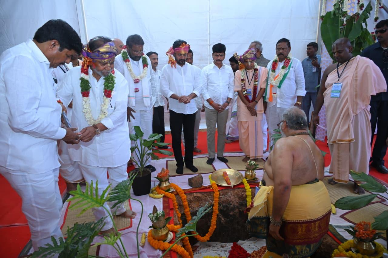 సెంట్రలైజ్డ్ కమ్యూనిటీ కిచెన్ కు భూమి పూజ