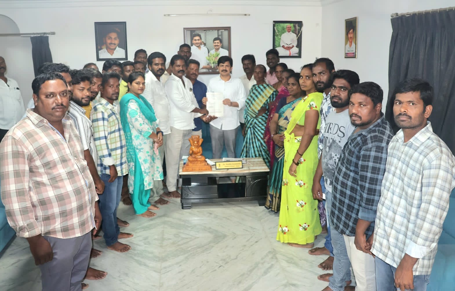 కాటన్ మిల్లు ఉద్యోగుల సమస్యలు పరిష్కరించాలి