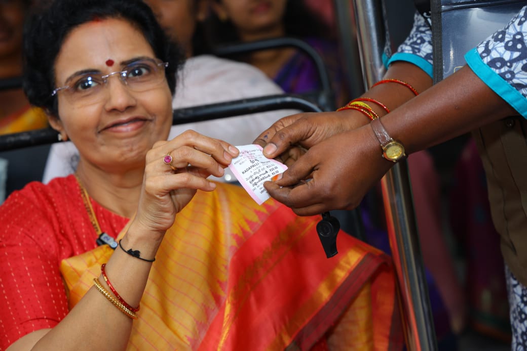 ఆర్టీసీ బ‌స్సులో నారా భువ‌నేశ్వ‌రి ప్ర‌యాణం