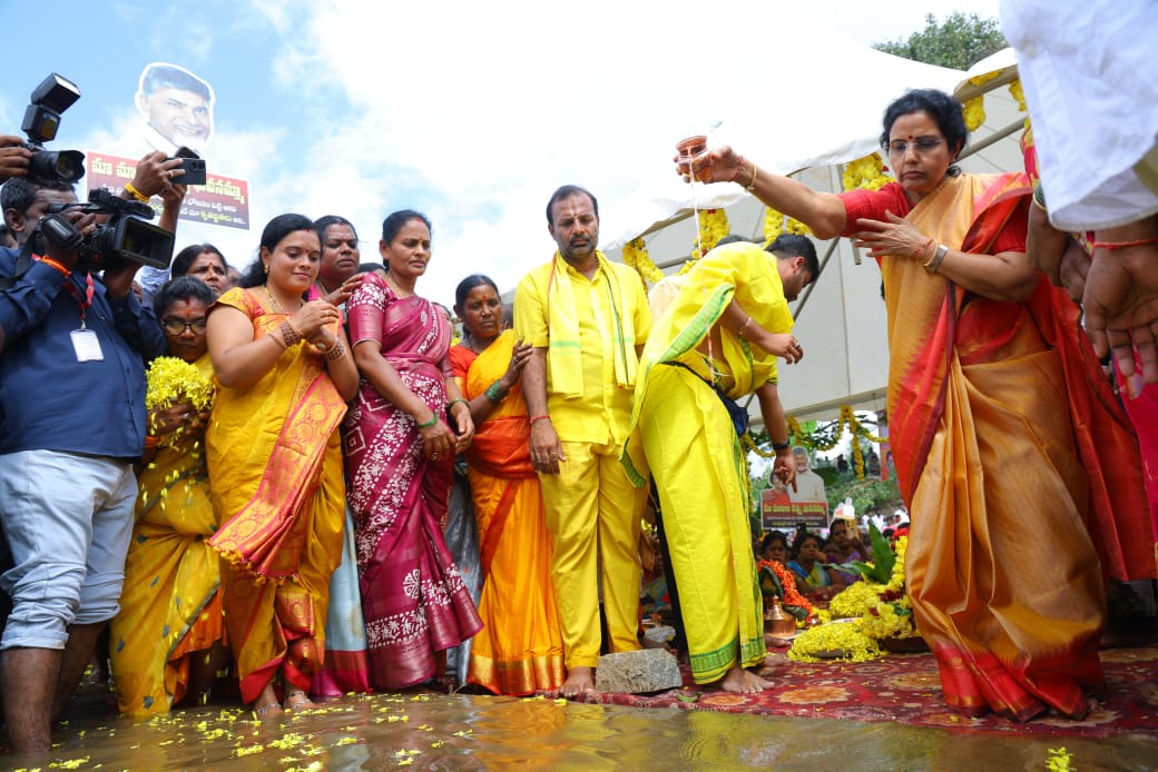 జ‌ల‌హార‌తిలో పాల్గొన్న నారా భువ‌నేశ్వ‌రి