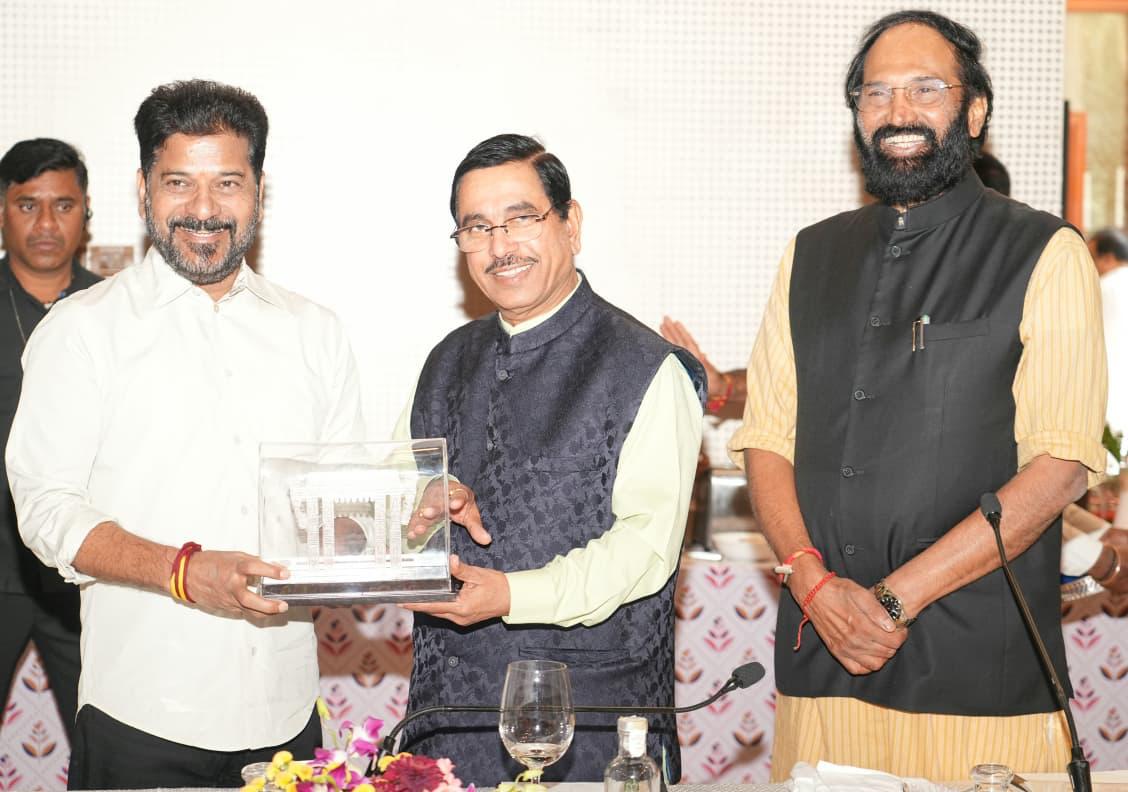 స‌న్న బియ్యం పంపిణీ ప్ర‌శంస‌నీయం : జోషి