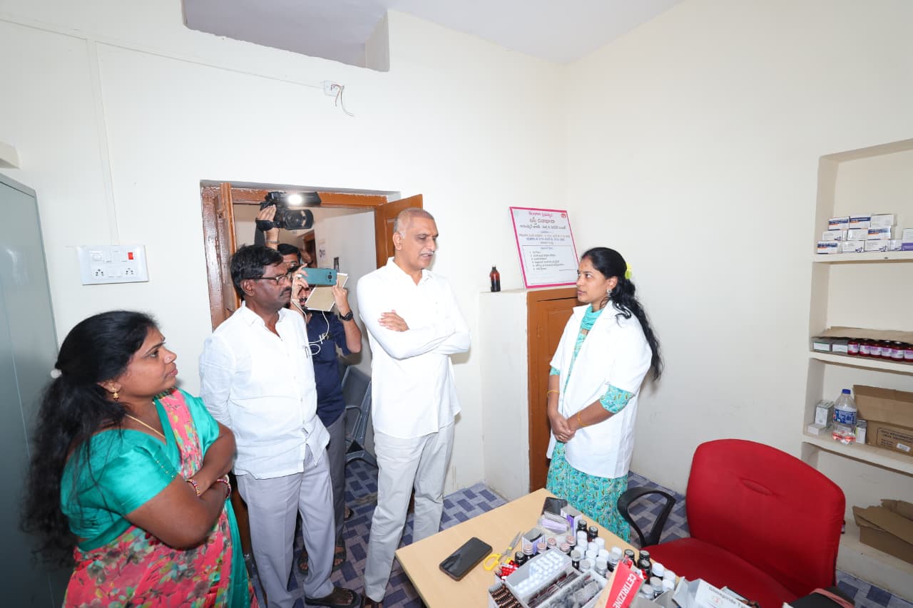 బ‌స్తీ ద‌వాఖానాల్లో వ‌స‌తులు క‌ల్పించాలి