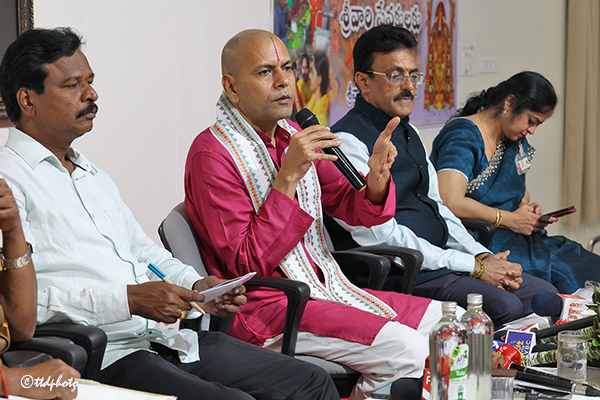 టీటీడీ ఆల‌యాల్లో శ్రీ‌వారి సేవ‌కుల సేవ‌లు