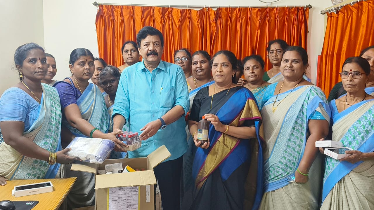 అంగన్వాడీ టీచర్లకు స్మార్ట్ ఫోన్లు పంపిణీ