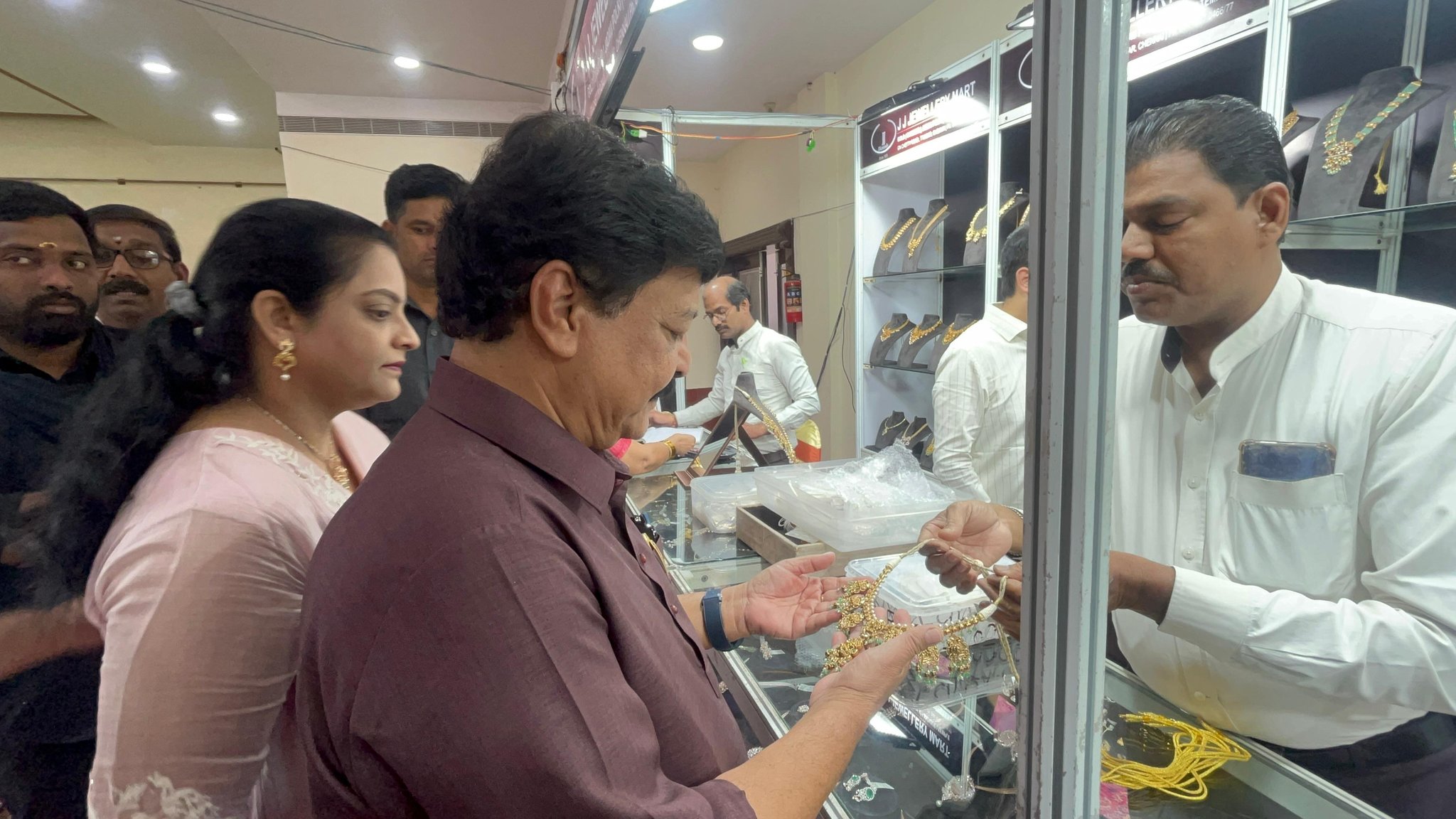 మ‌రిన్ని ఎగ్జిబిష‌న్స్ ను నిర్వ‌హించాలి