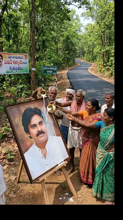 పవన్ కళ్యాణ్ కు పాలాభిషేకం