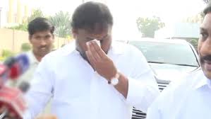 విల‌పించిన మంత్రి ఓదార్చిన సీఎం