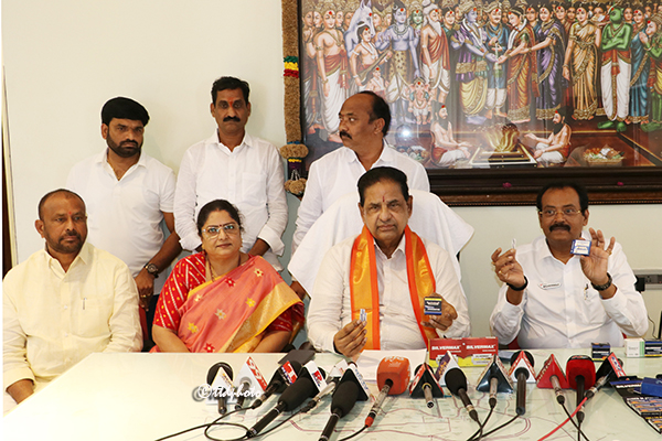 టీటీడీకి రూ.1.20 కోట్లు విలువైన బ్లేడ్లు విరాళం