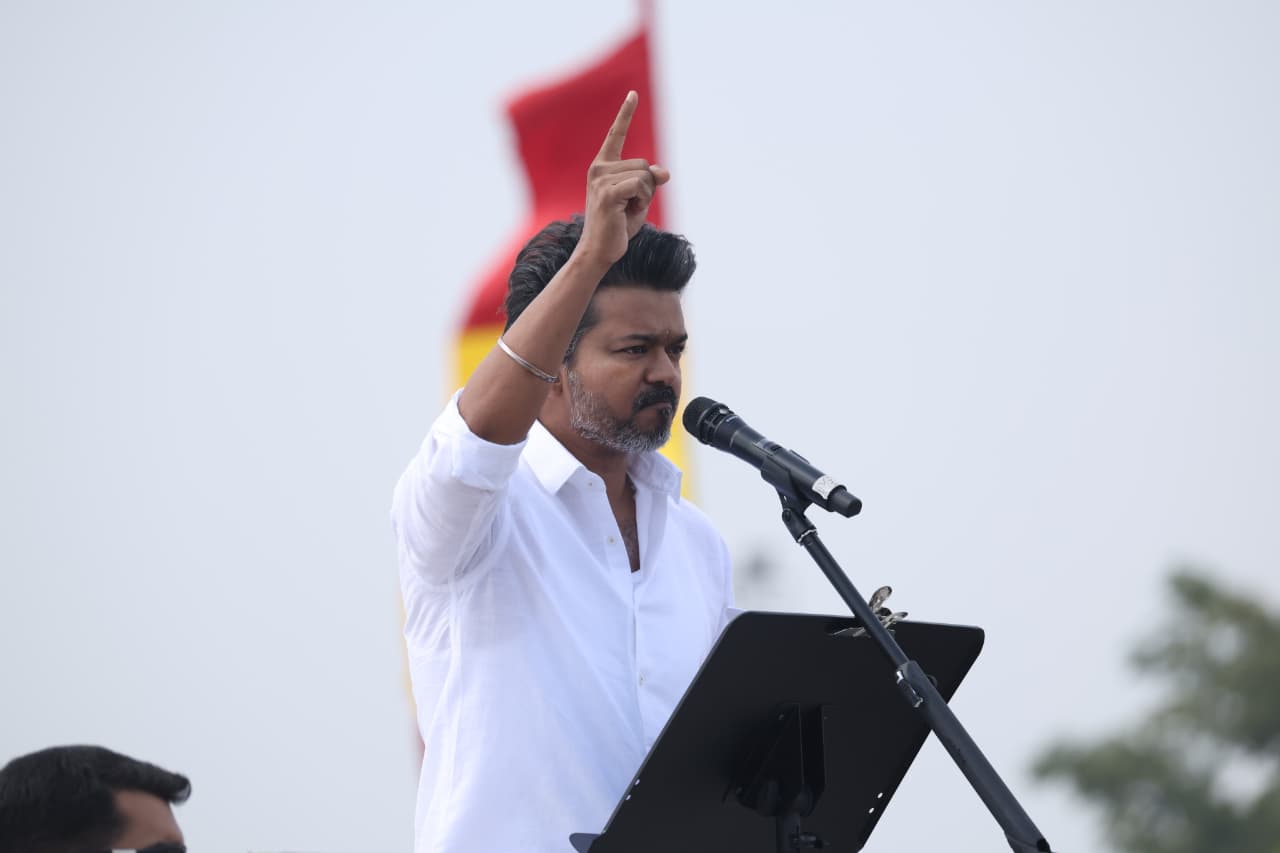 పెరుందురైలో టీవీకే విజ‌య్ ప్ర‌చారం