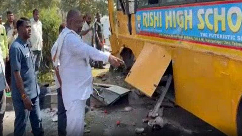 ట్రాఫిక్ ను క్లియ‌ర్ చేసిన మంత్రి శ్రీ‌హ‌రి