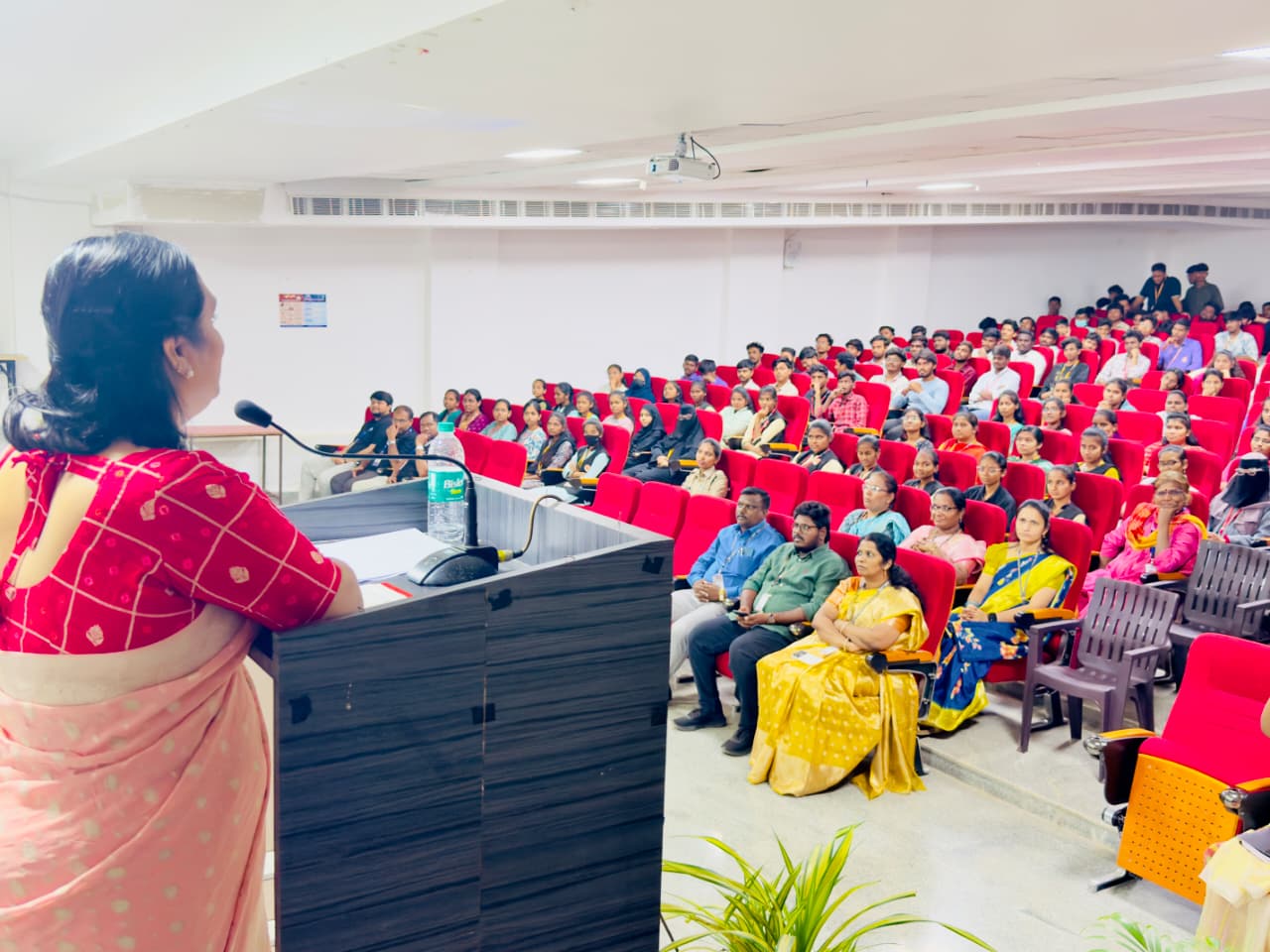 అపరిచితులతో వివరాలు షేర్ చేసుకోవద్దు