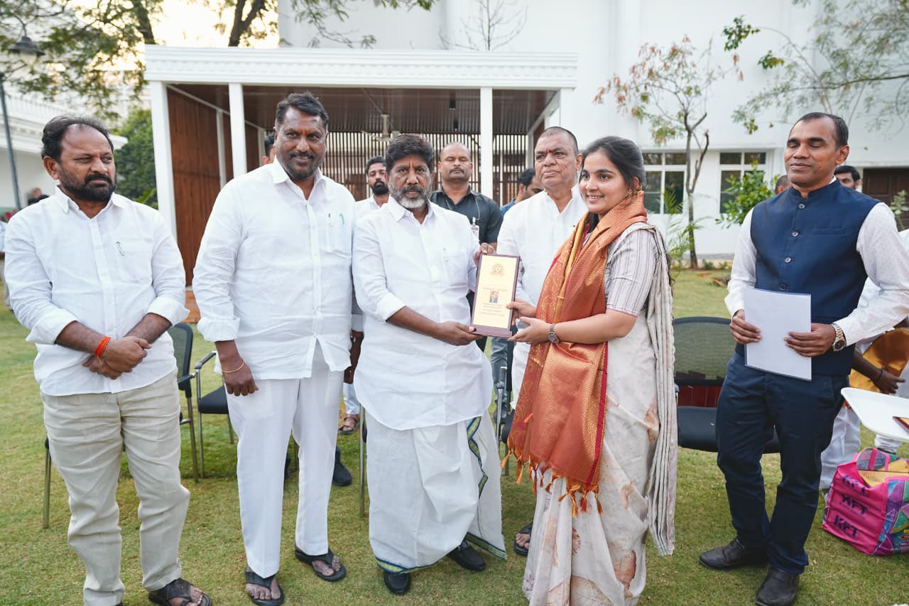 గ్రూప్ -1 అధికారులు ప్ర‌జా సేవ‌కు అంకితం కావాలి