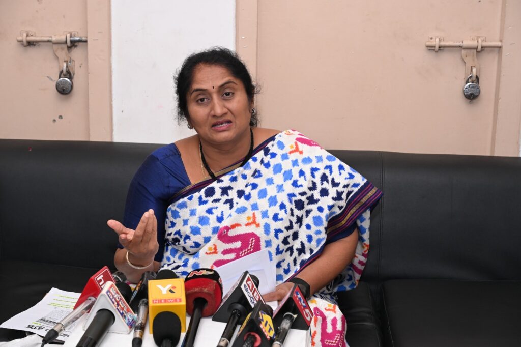 newseals-MinisterSavitha