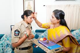 కానిస్టేబుల్ జ‌యశాంతికి హోం మంత్రి ఆతిథ్యం