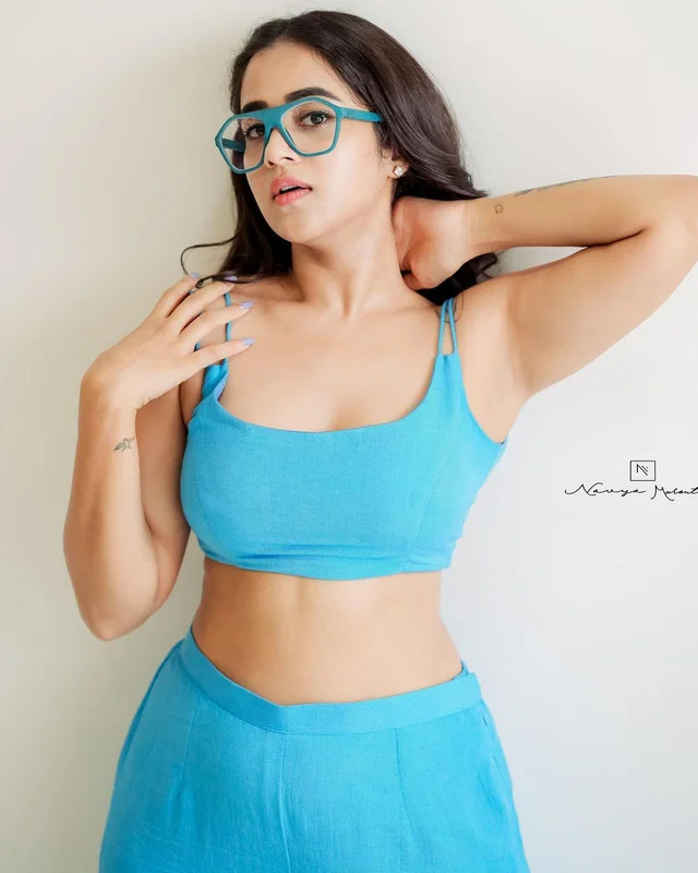 దీప్తి సునైనా అందాల ఆర‌బోత