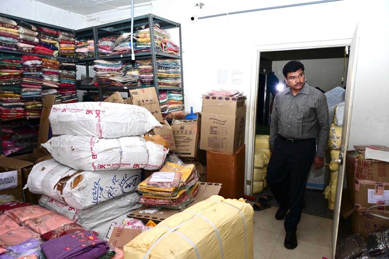 నాంపల్లిలోని ఫర్నీచర్ షోరూంకు తాళం